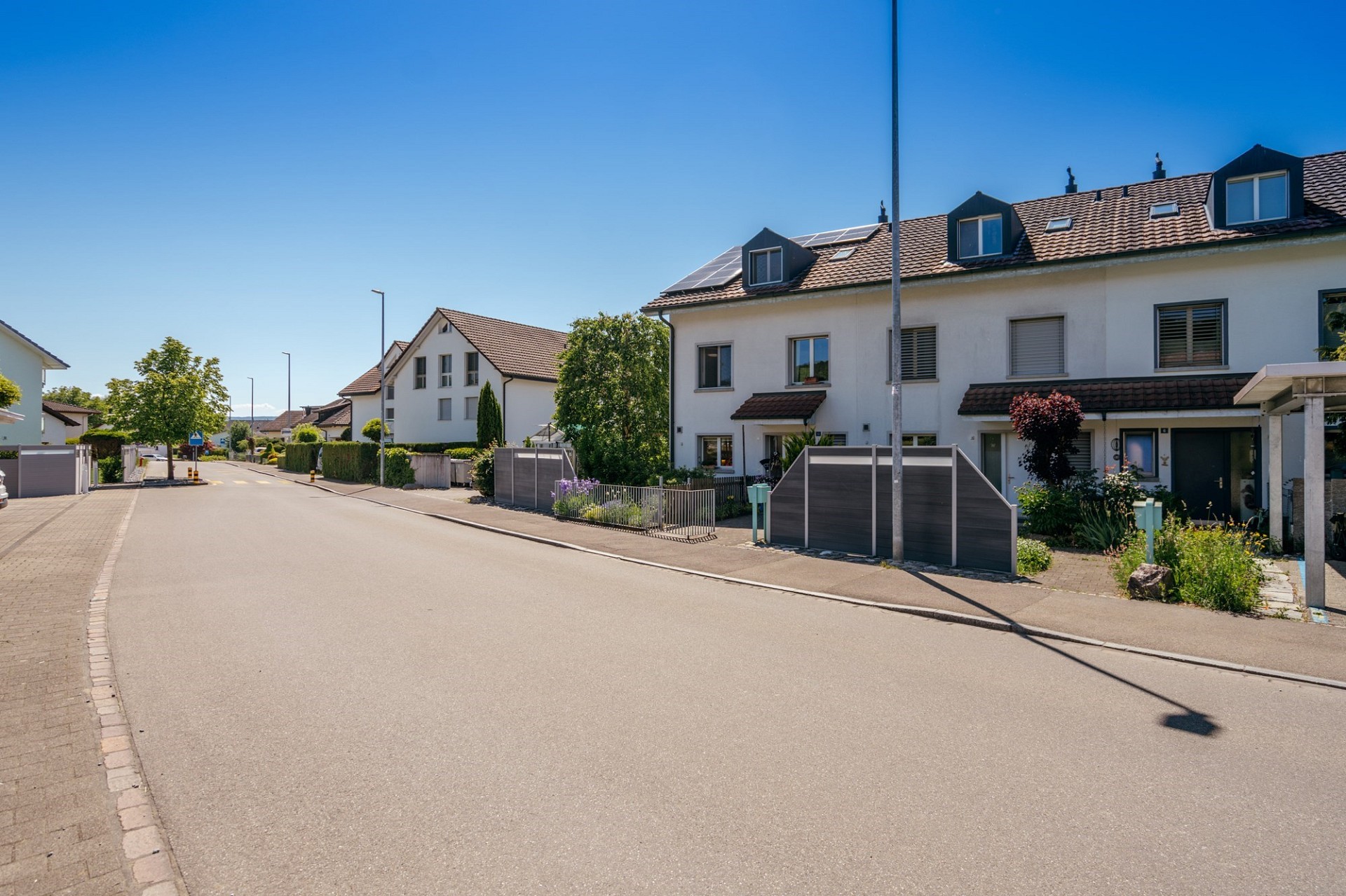 Wohnstraße mit Reihen-/Doppelhäusern