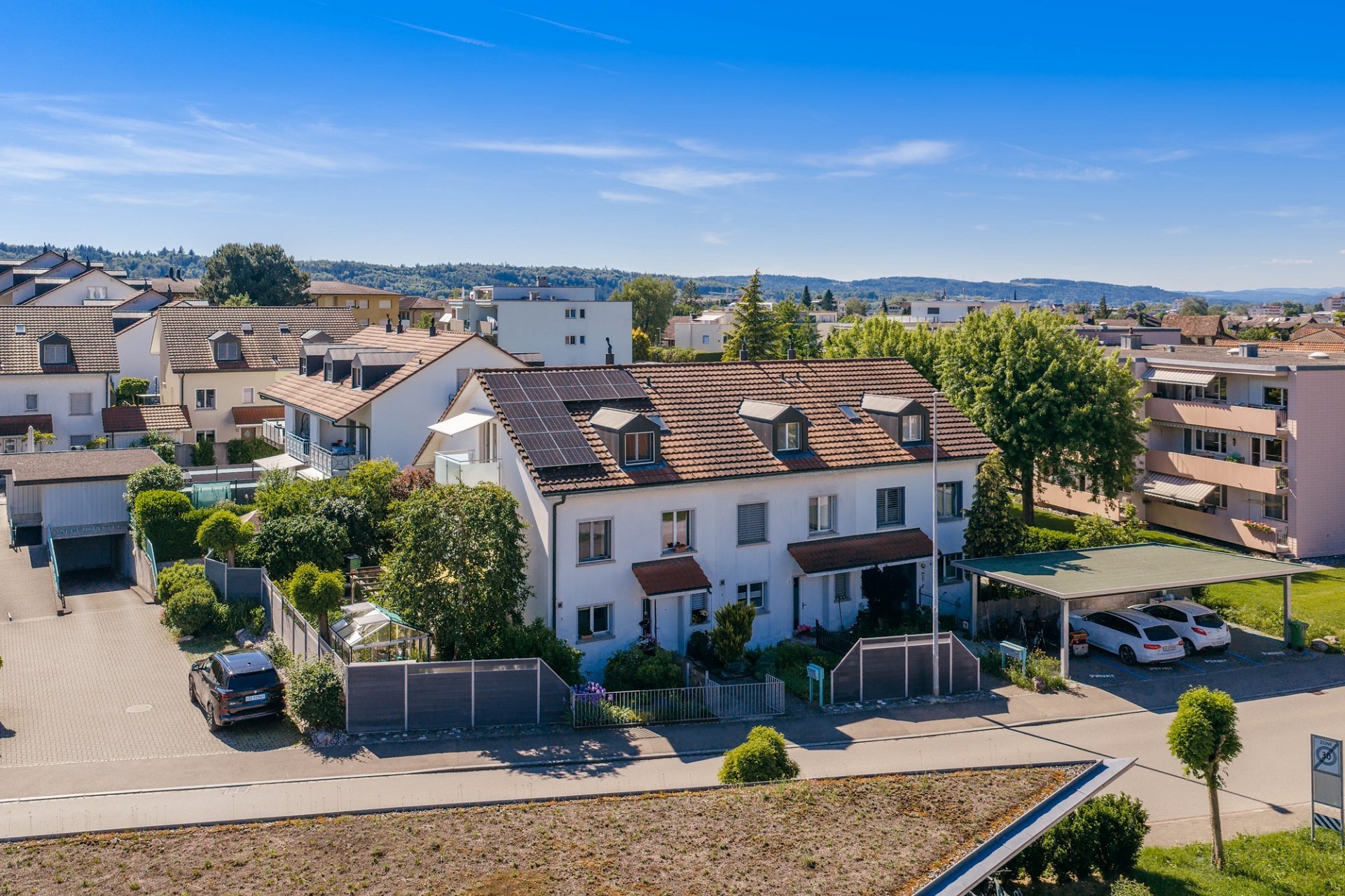 Wohnhaus mit Solardach und Doppelcarport