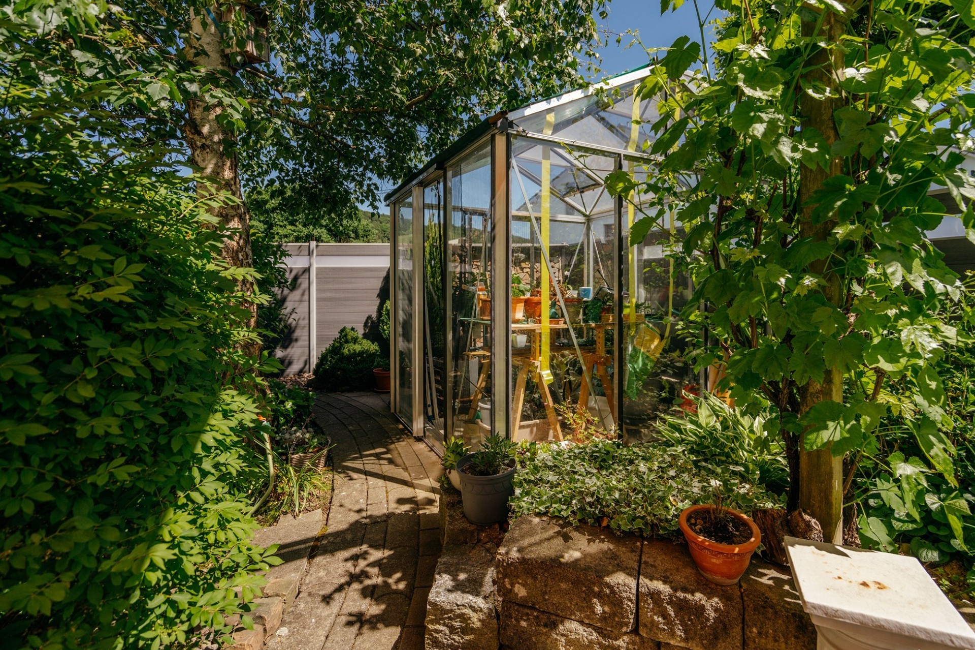 Gläsernes Gartenhaus im Grünen
