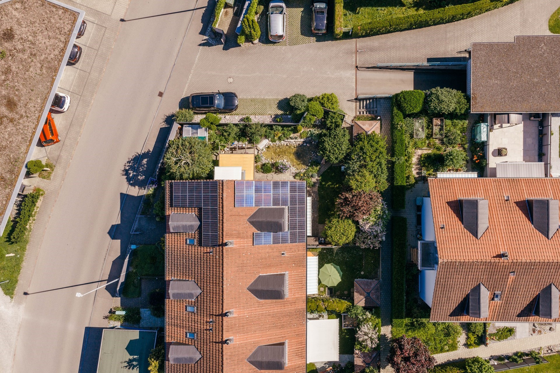 Luftaufnahme eines Wohnhauses mit Garten und Solardach