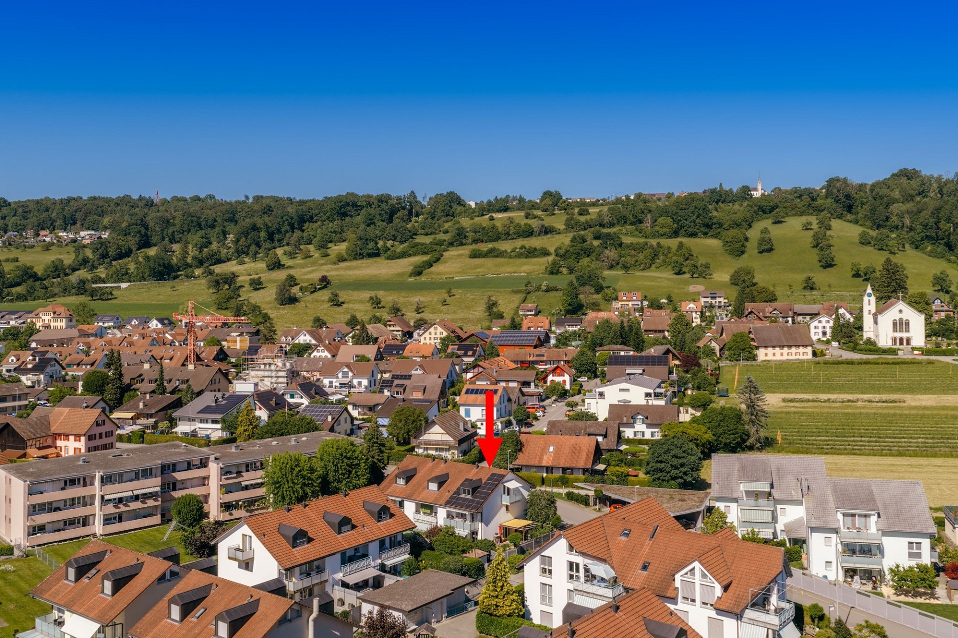 Luftaufnahme eines Wohnorts mit markiertem Haus