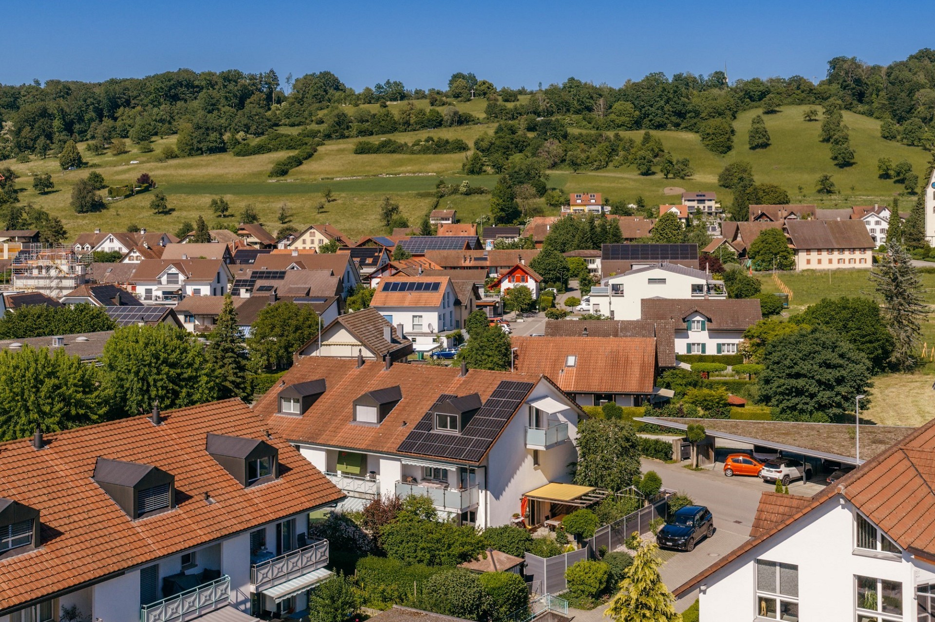 Luftaufnahme eines Wohngebiets am Hang