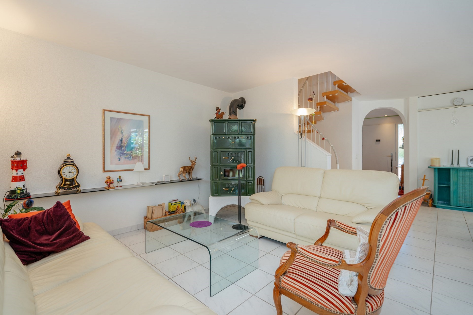 Helles Wohnzimmer mit Kaminofen und Sitzgruppe