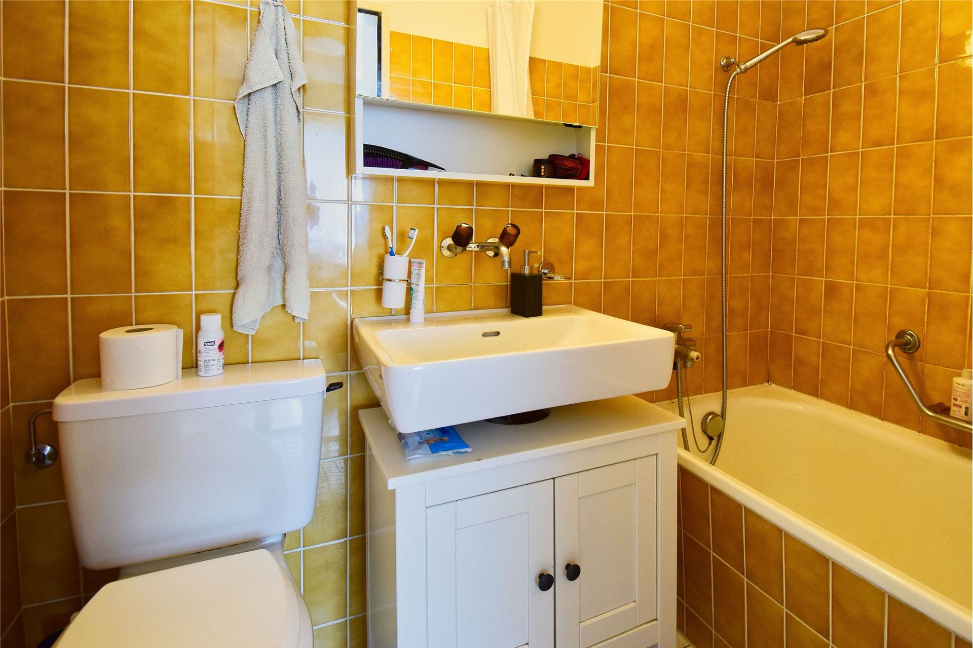 Badezimmer mit Badewanne und Waschbecken