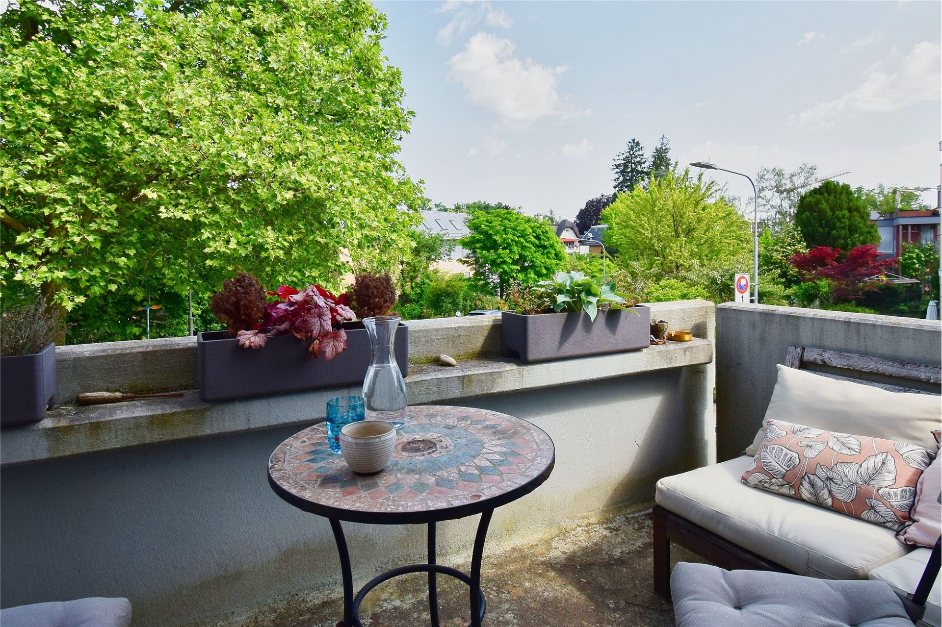 Balkon mit Sitzplatz und Blick ins Grüne