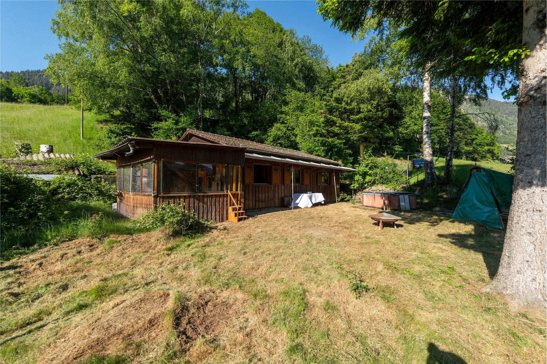 Holzhütte mit Garten und Alpen-/Waldumgebung