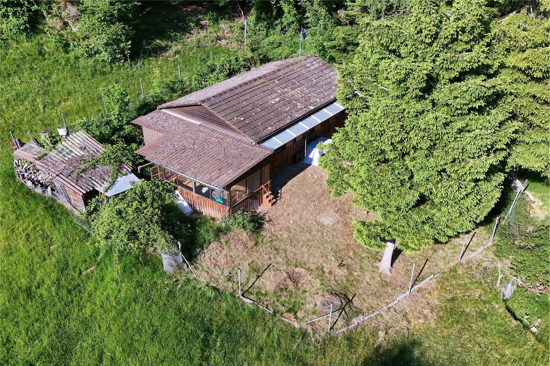 Luftaufnahme eines ländlichen Anwesens mit Holzgebäude