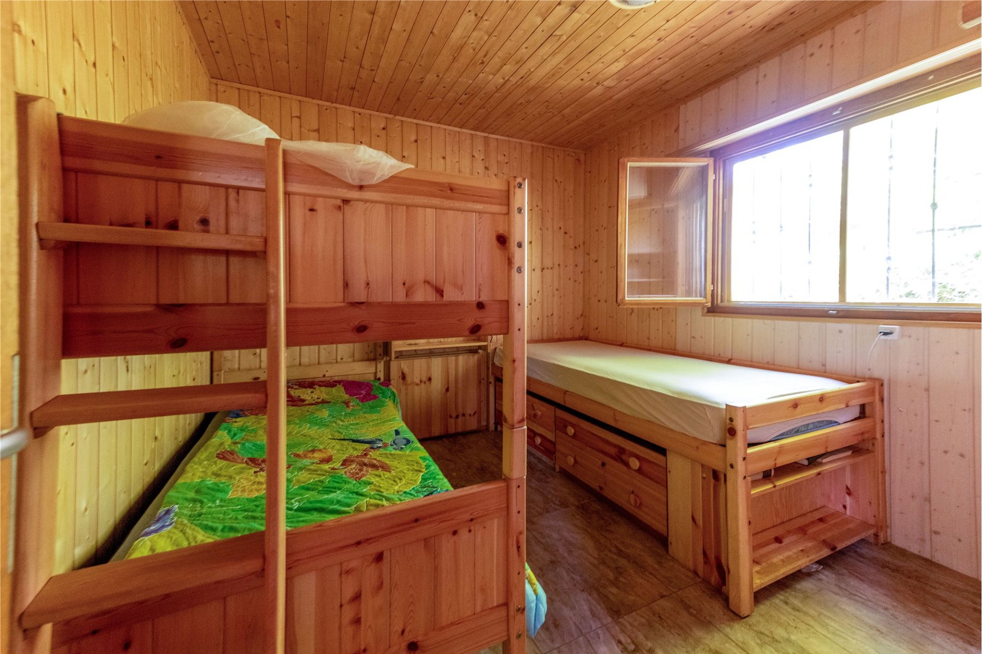 Holzschlafraum mit Etagenbett und Einzelbett