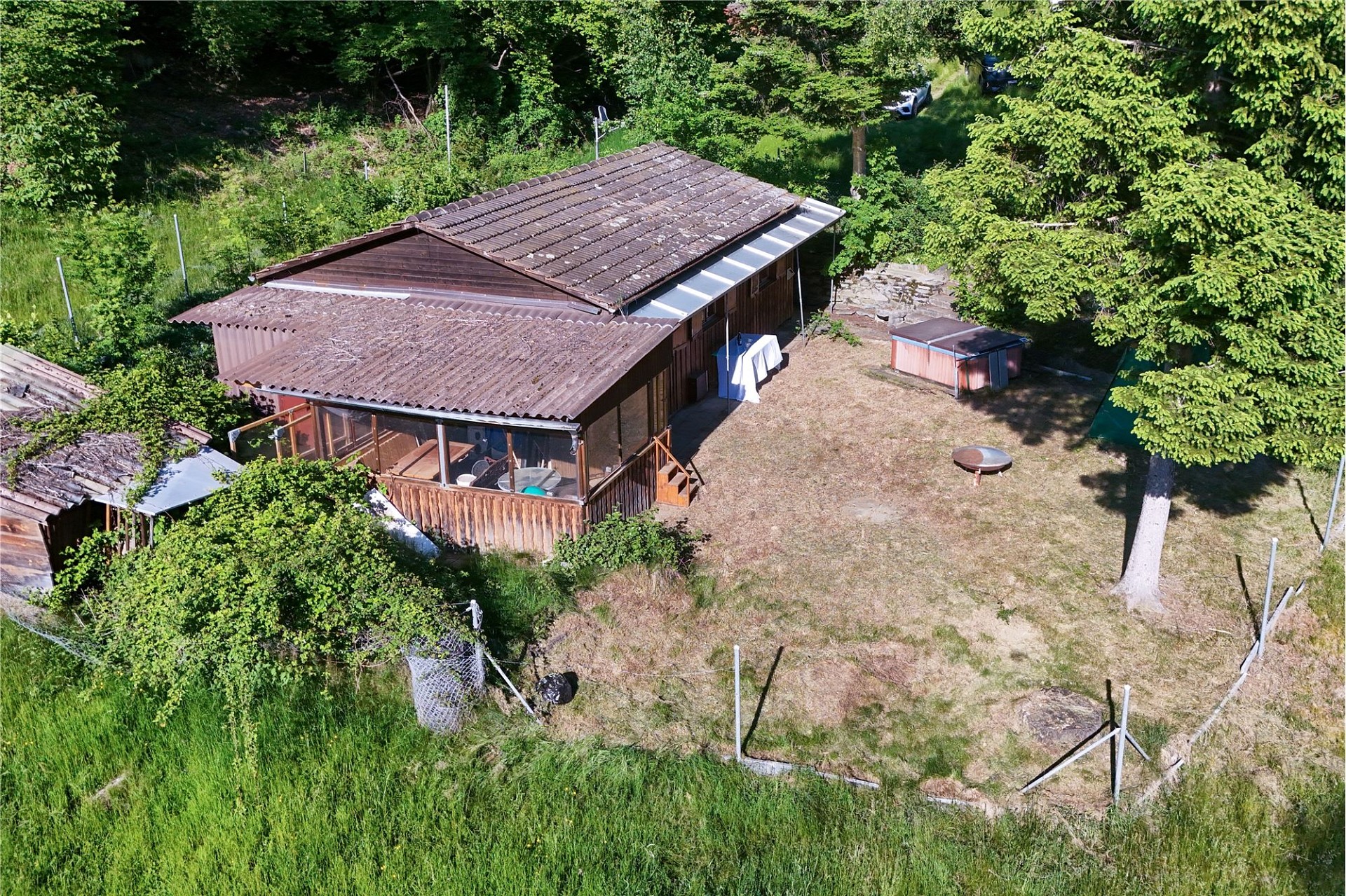 Luftaufnahme eines rustikalen Holzhauses mit Garten