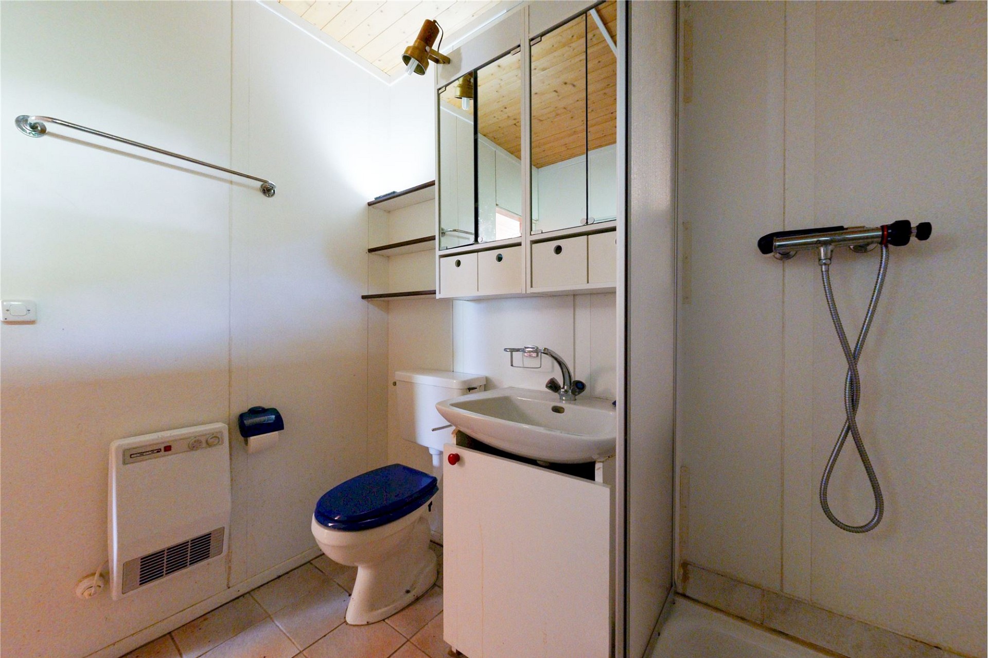 Kleines Badezimmer mit Dusche und WC