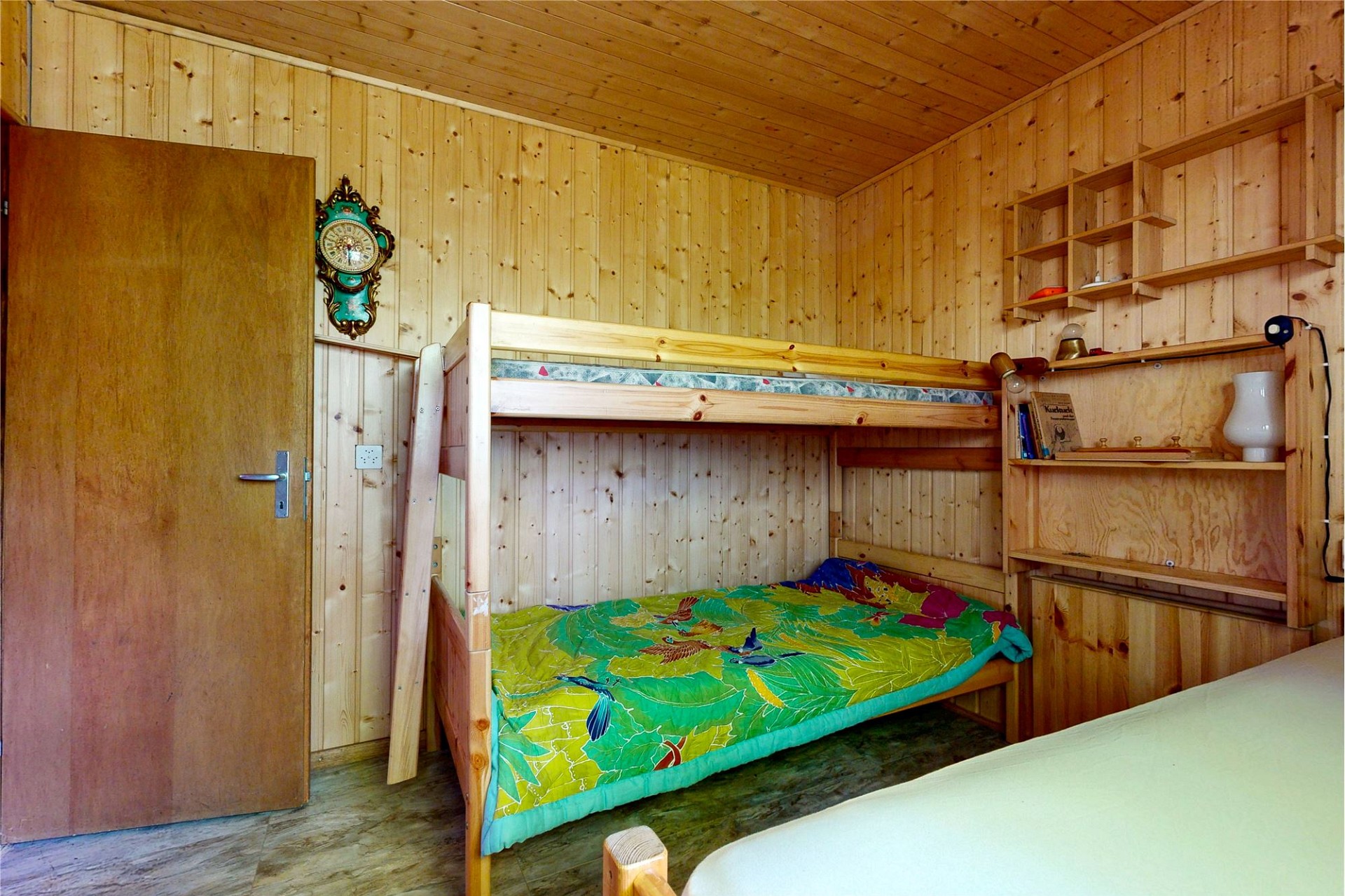 Rustikales Holz-Schlafzimmer mit Etagenbett