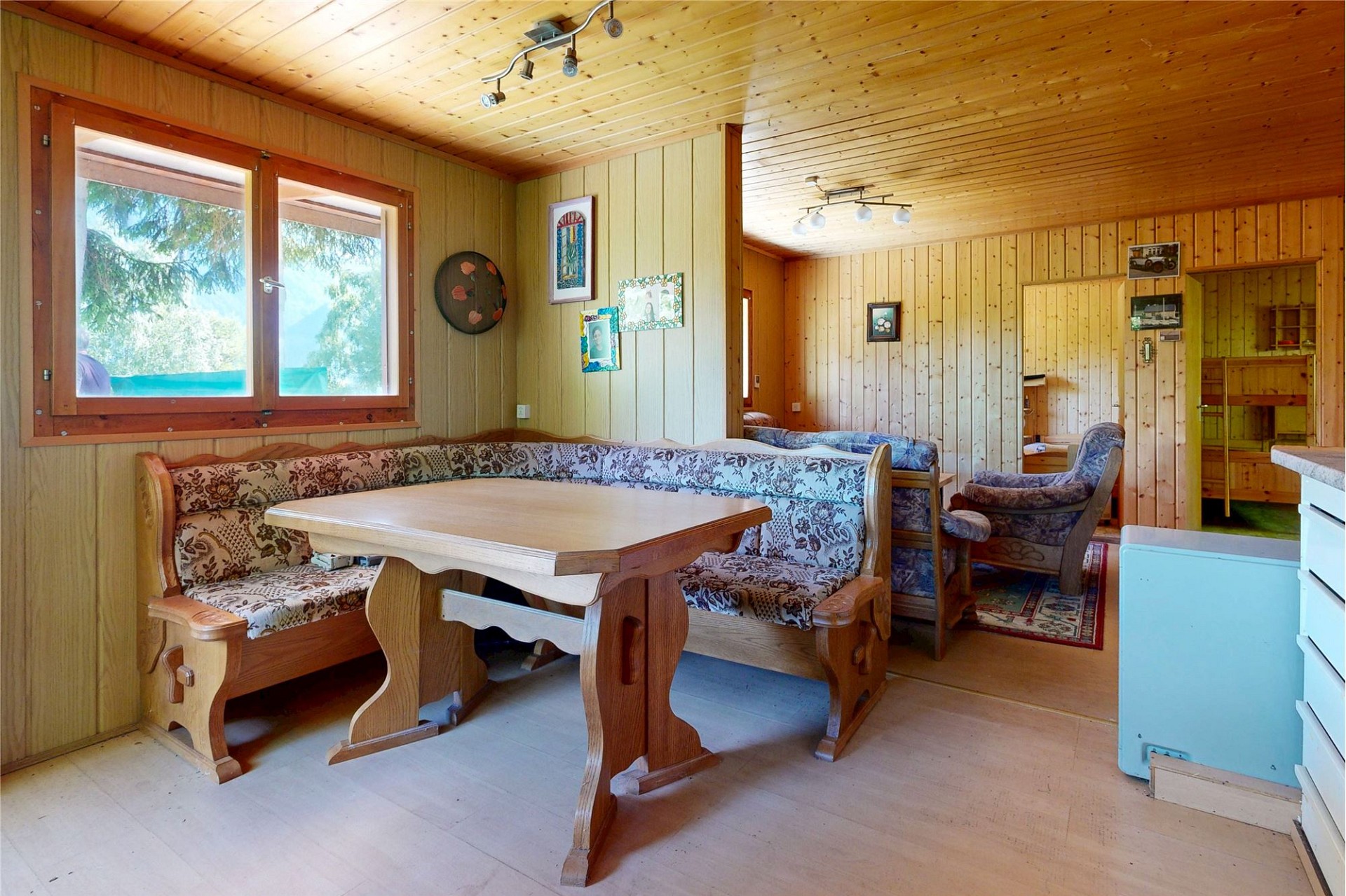 Gemütlicher Essbereich mit Holzvertäfelung