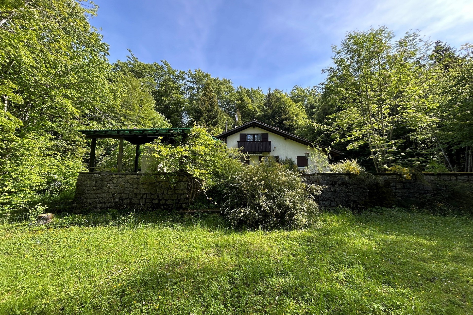 Haus im Grünen mit Garten und Nebengebäude