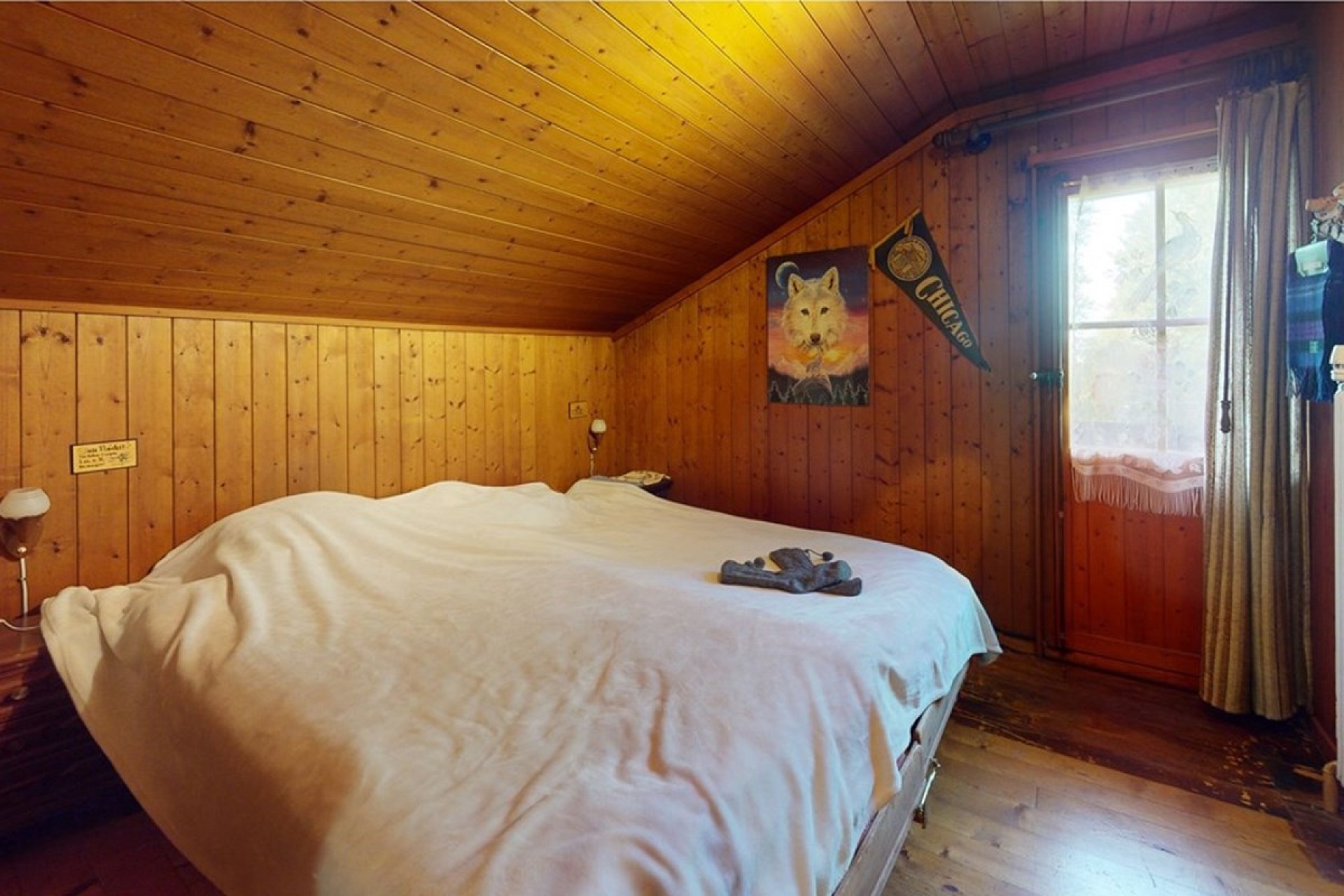 Gemütliches Schlafzimmer mit Holzvertäfelung