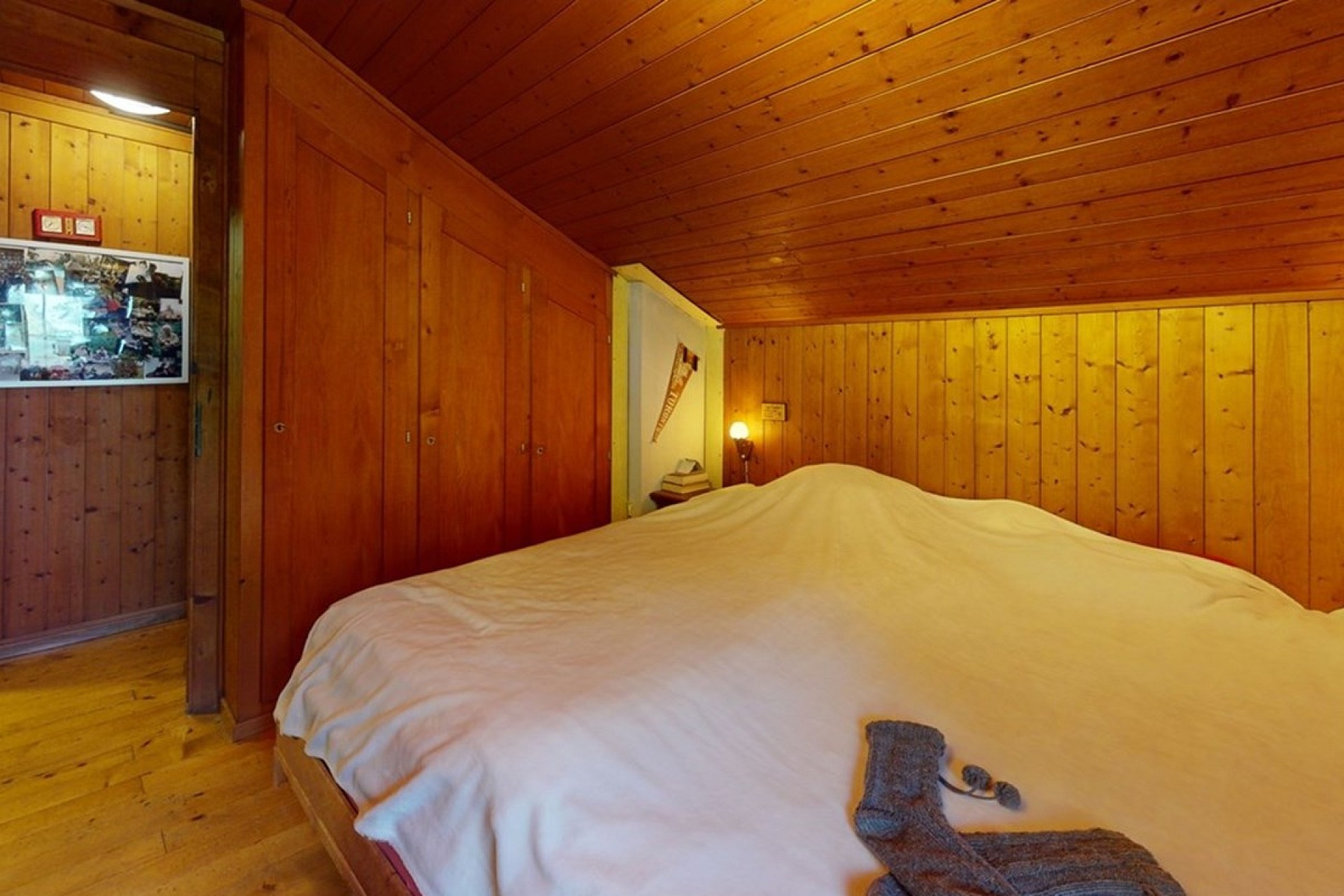 Gemütliches Schlafzimmer mit Holzverkleidung