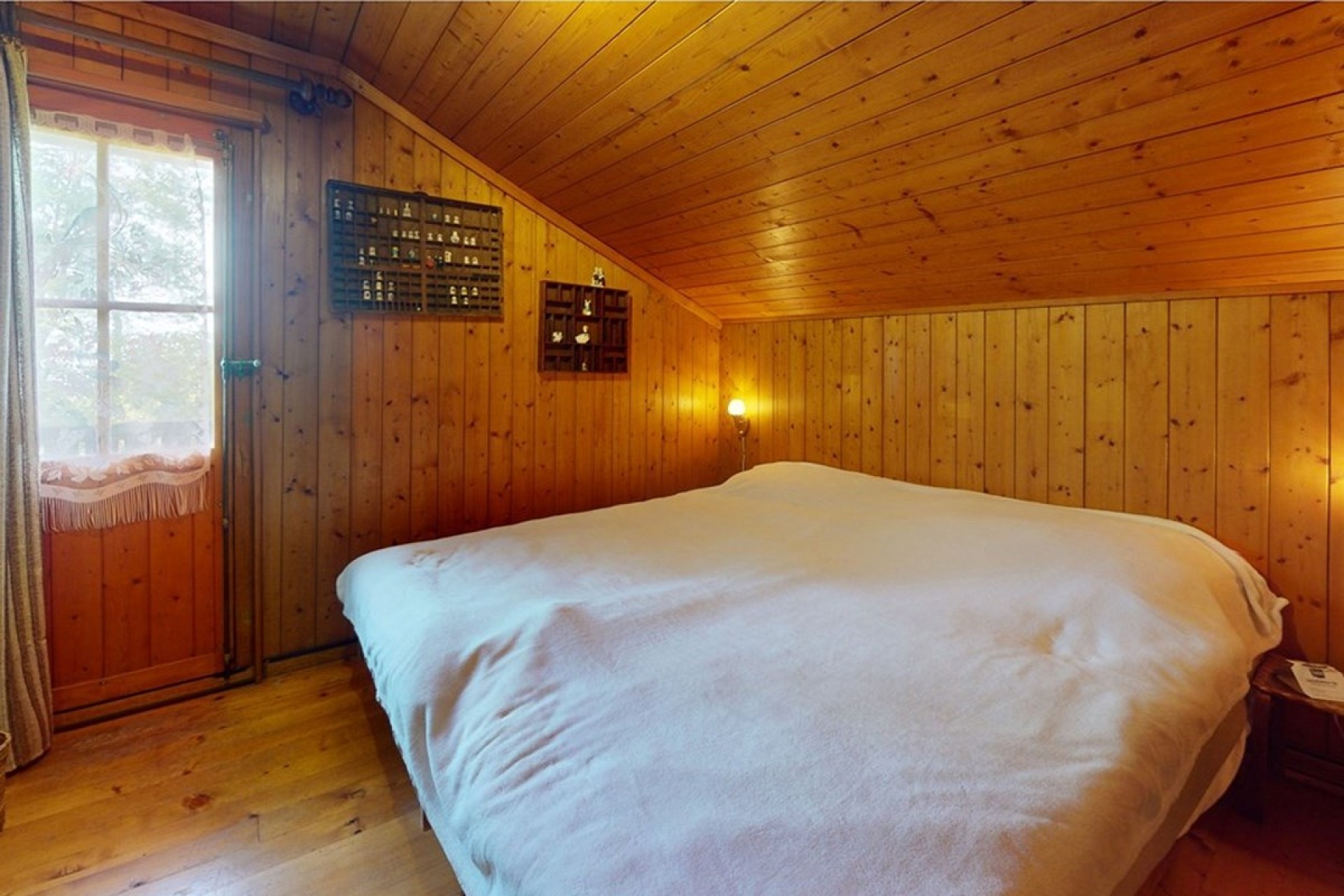 Gemütliches Holzschlafzimmer im Dachgeschoss