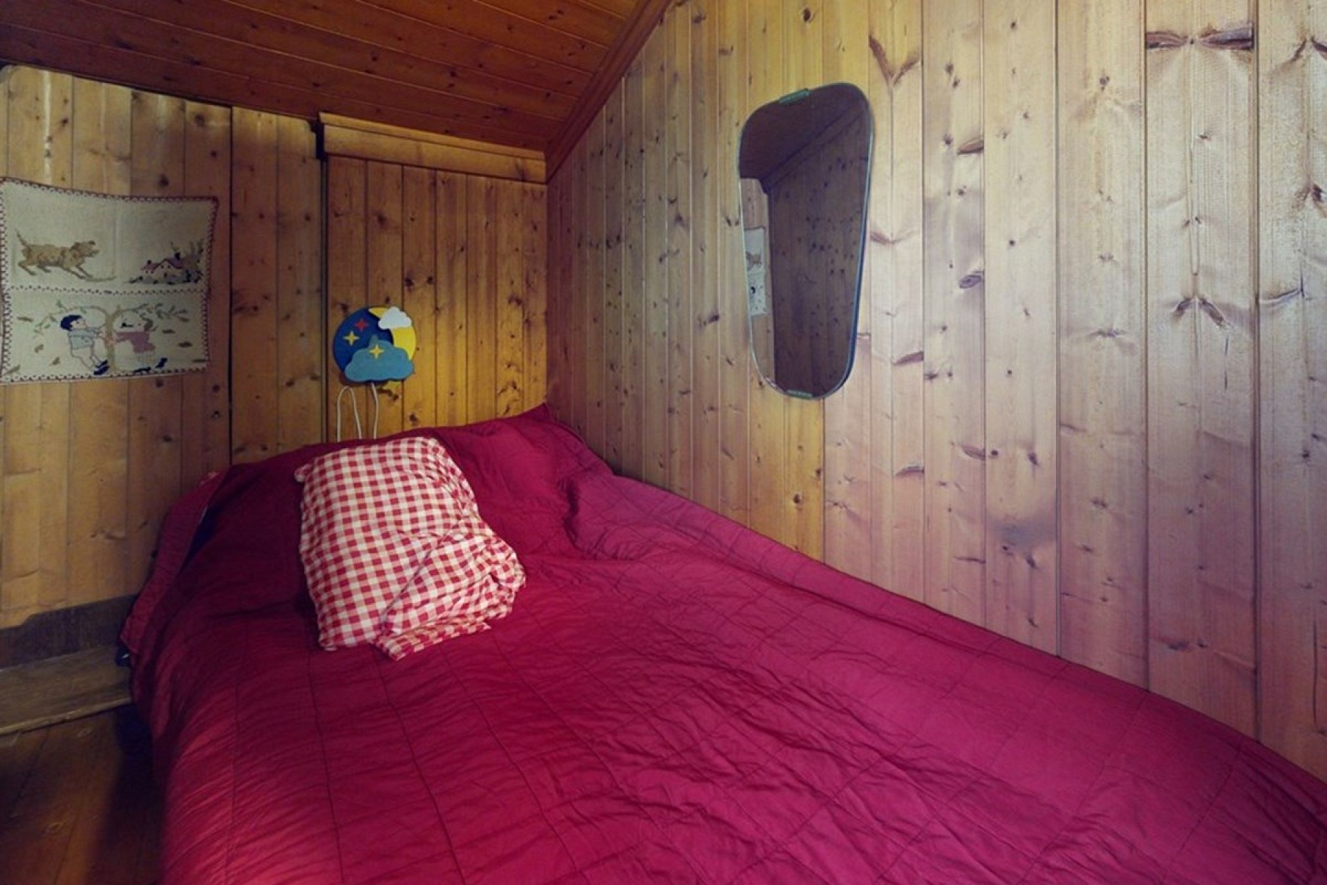 Gemütliches Holzschlafzimmer