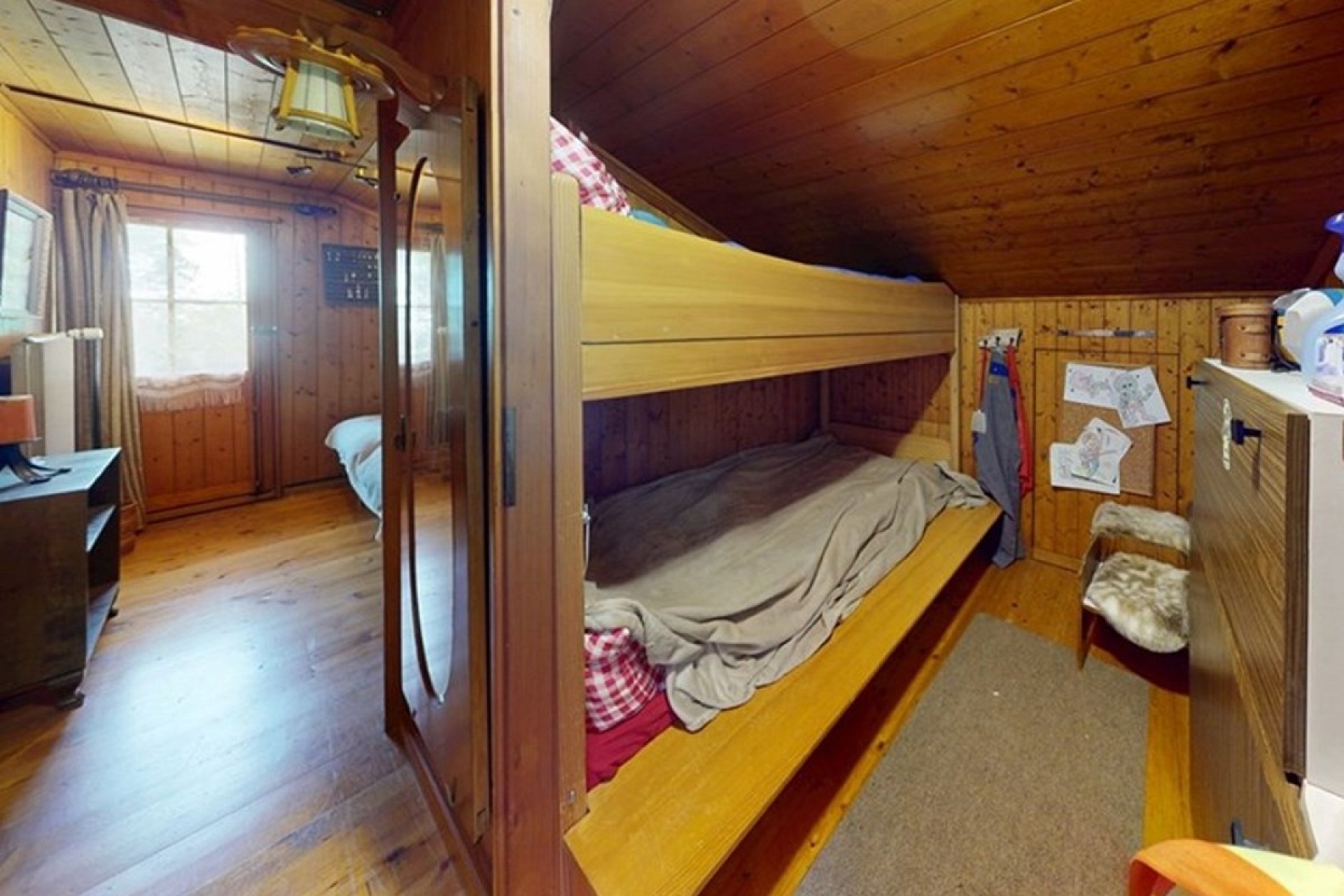 Holzvertäfeltes Schlafzimmer mit Etagenbett