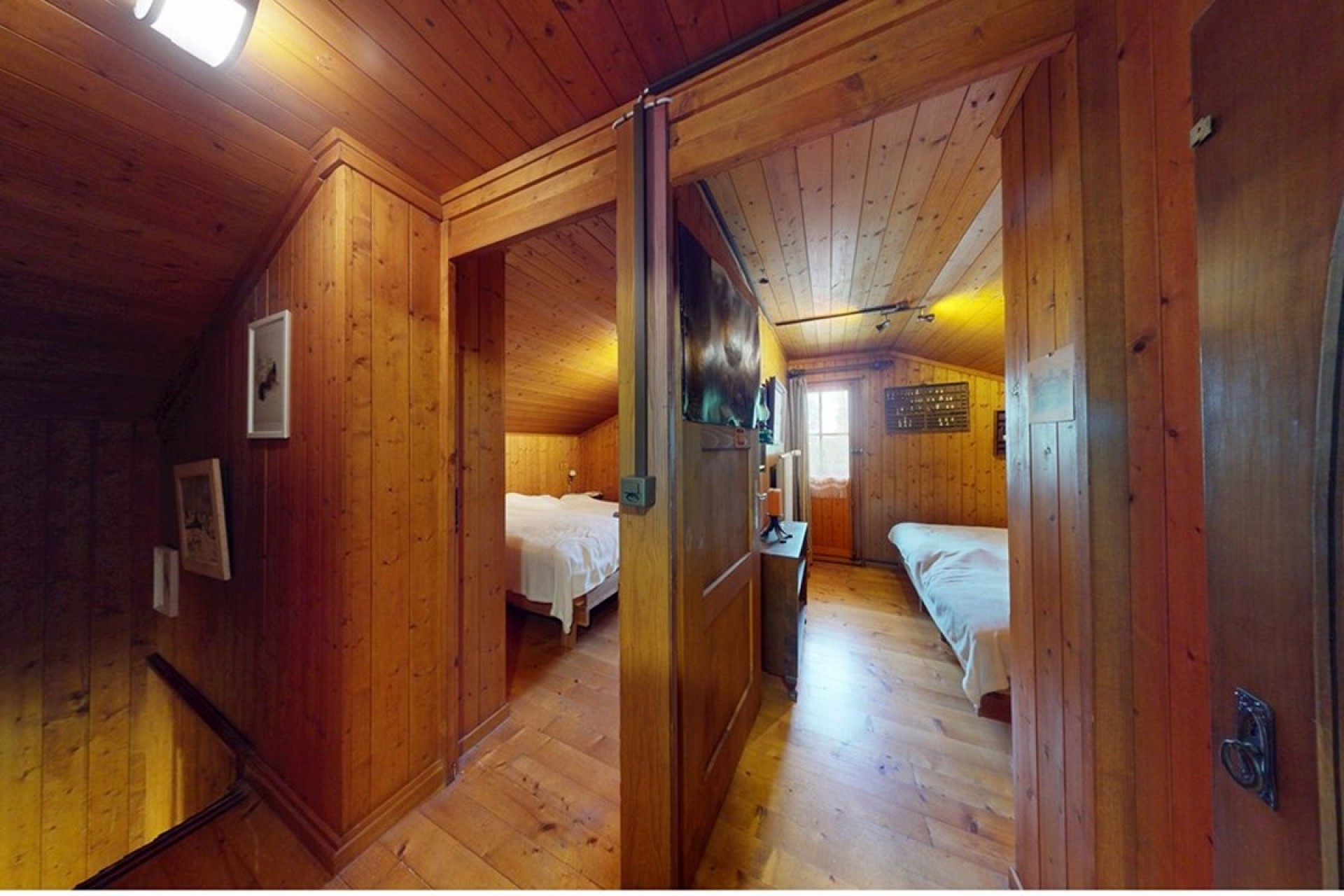 Rustikale Holzschlafräume mit Dachschräge