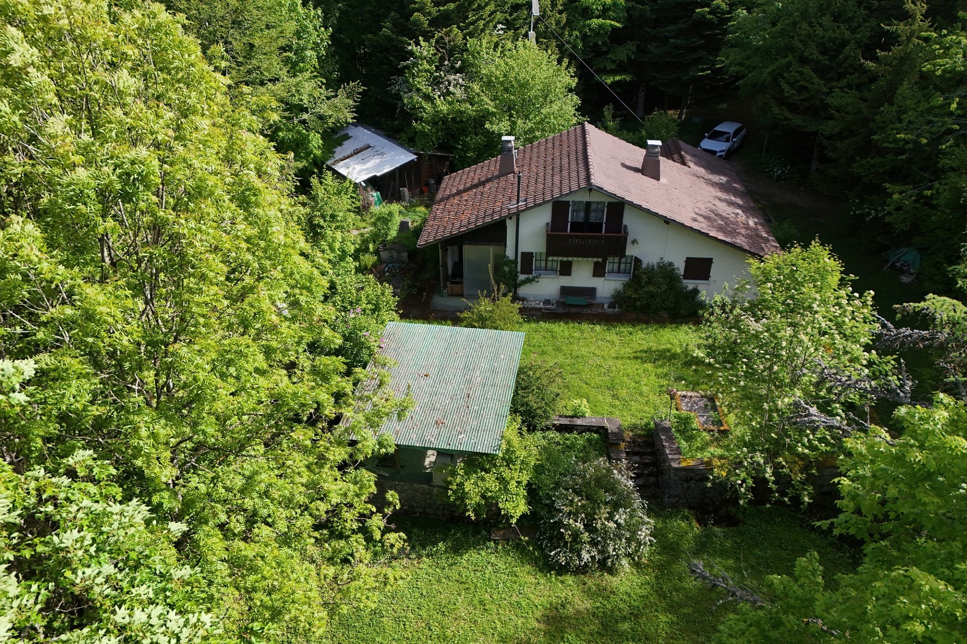 Abgelegene Berghütte mit Garten