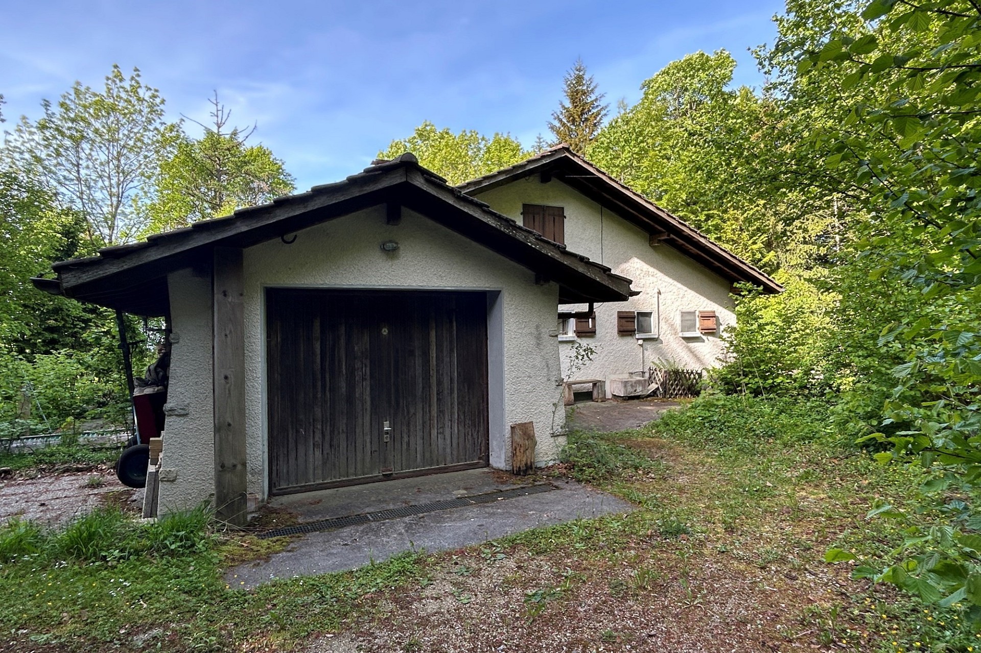 Außenansicht eines freistehenden Hauses mit Garage