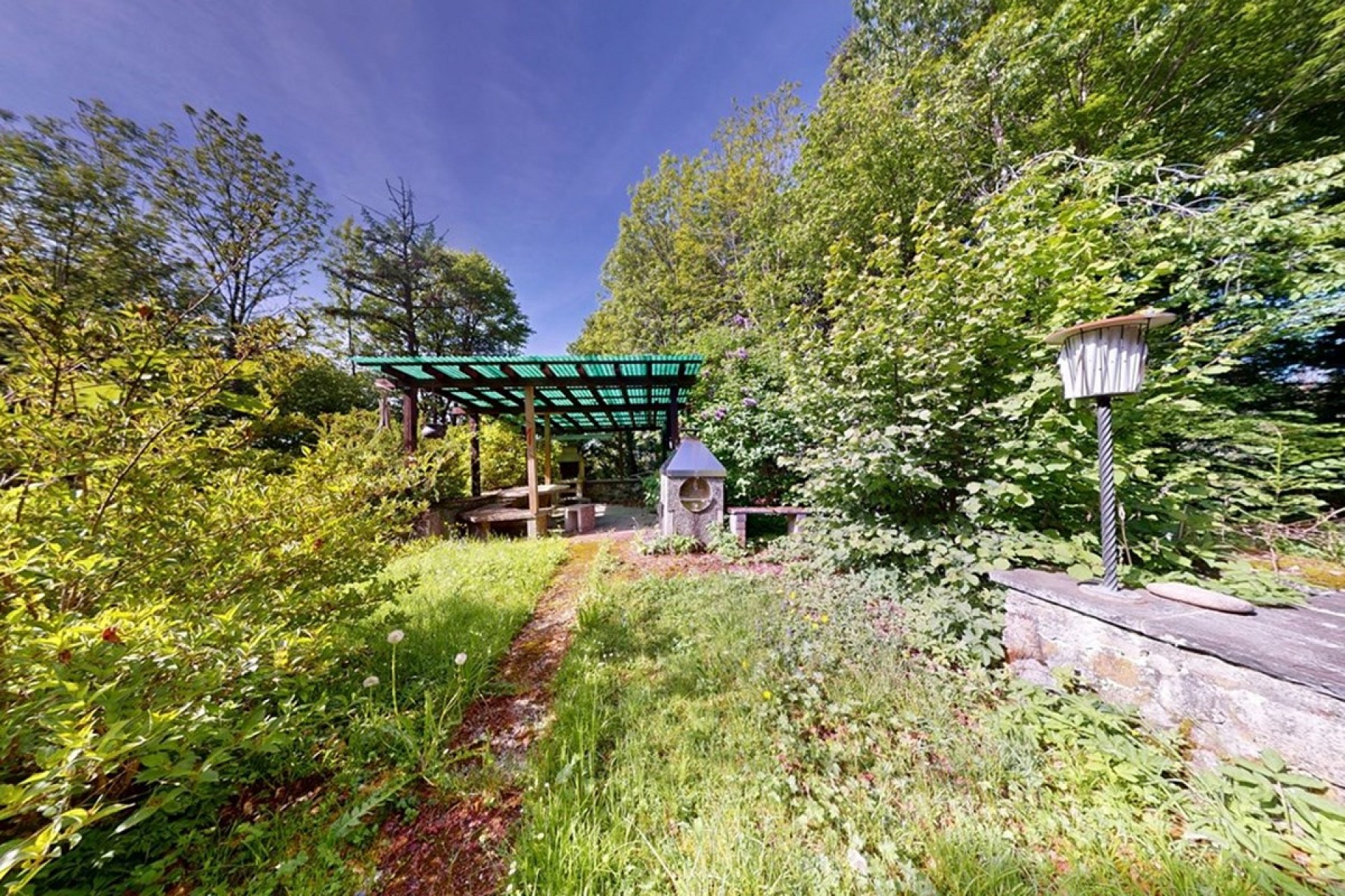Garten mit überdachtem Sitzbereich