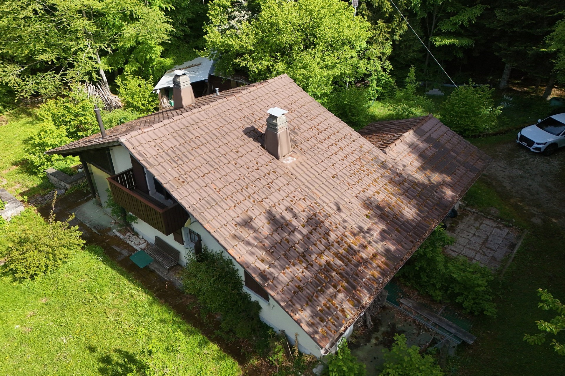 Luftaufnahme eines Hauses im Grünen