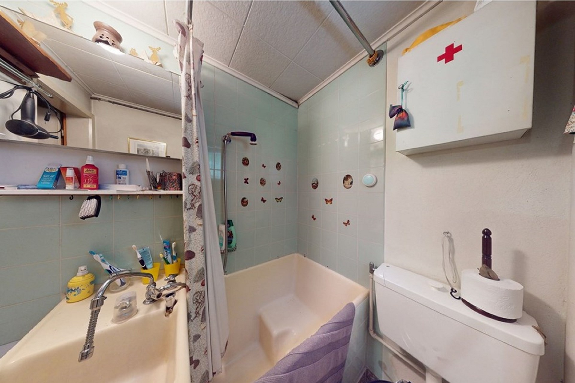 Kleines Badezimmer mit Badewanne und Waschbecken