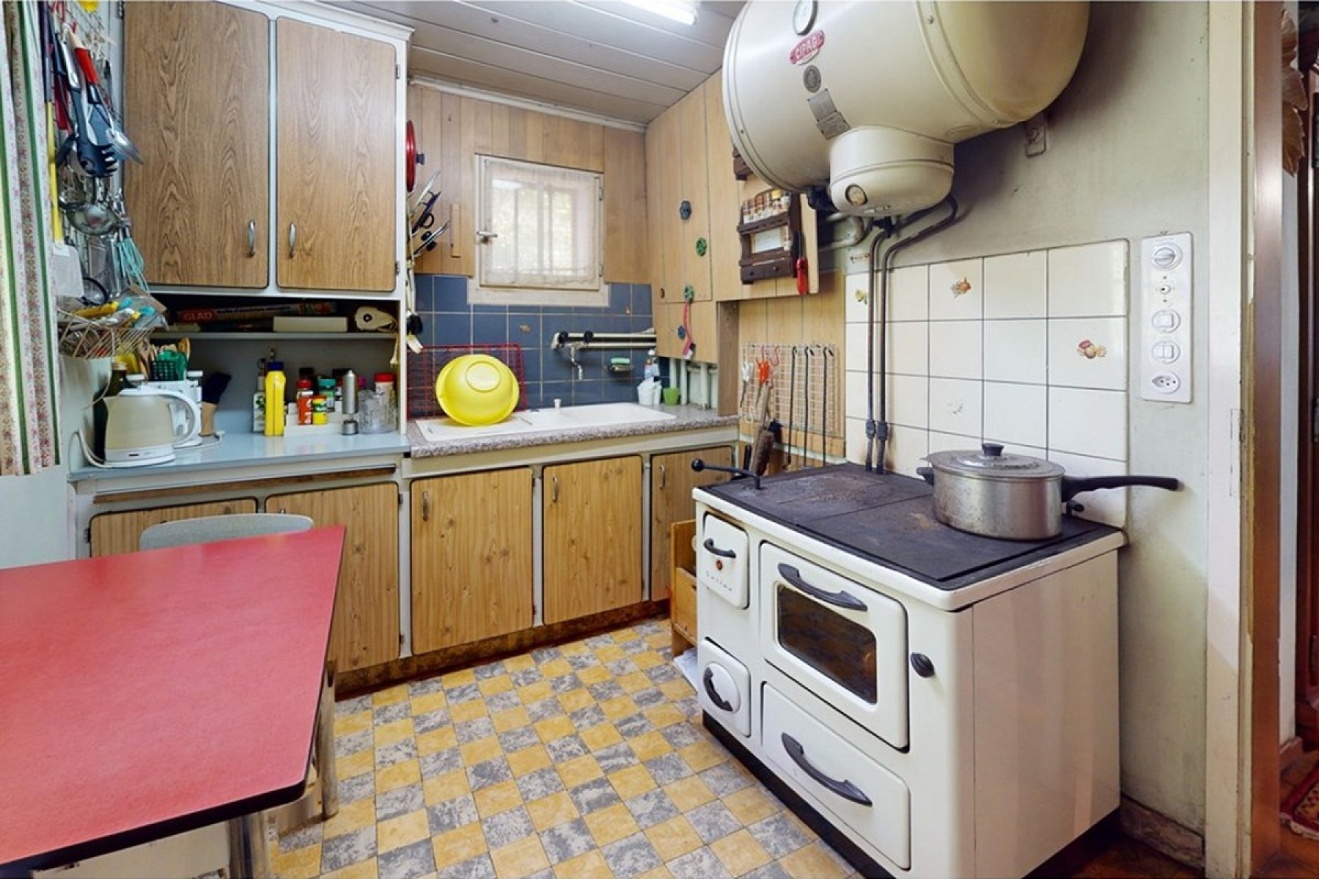 Kleine rustikale Küche mit Ofen und Boiler