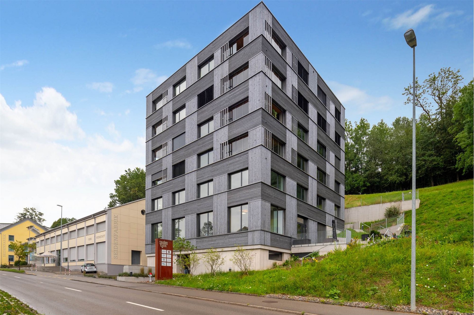 Moderne Wohnanlage an der Straße