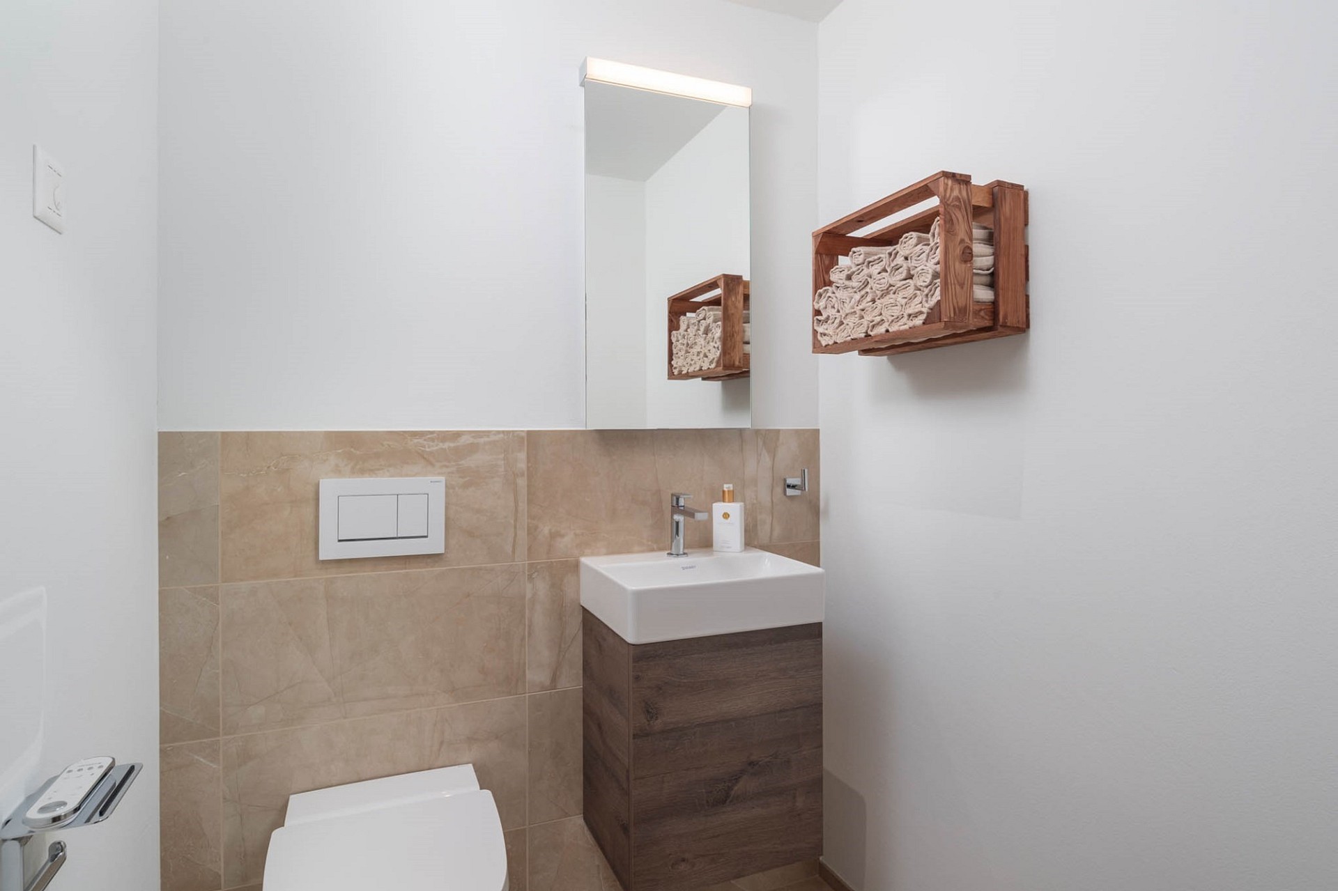 Modernes Gäste-WC mit Holzwaschtisch und Wandspiegel