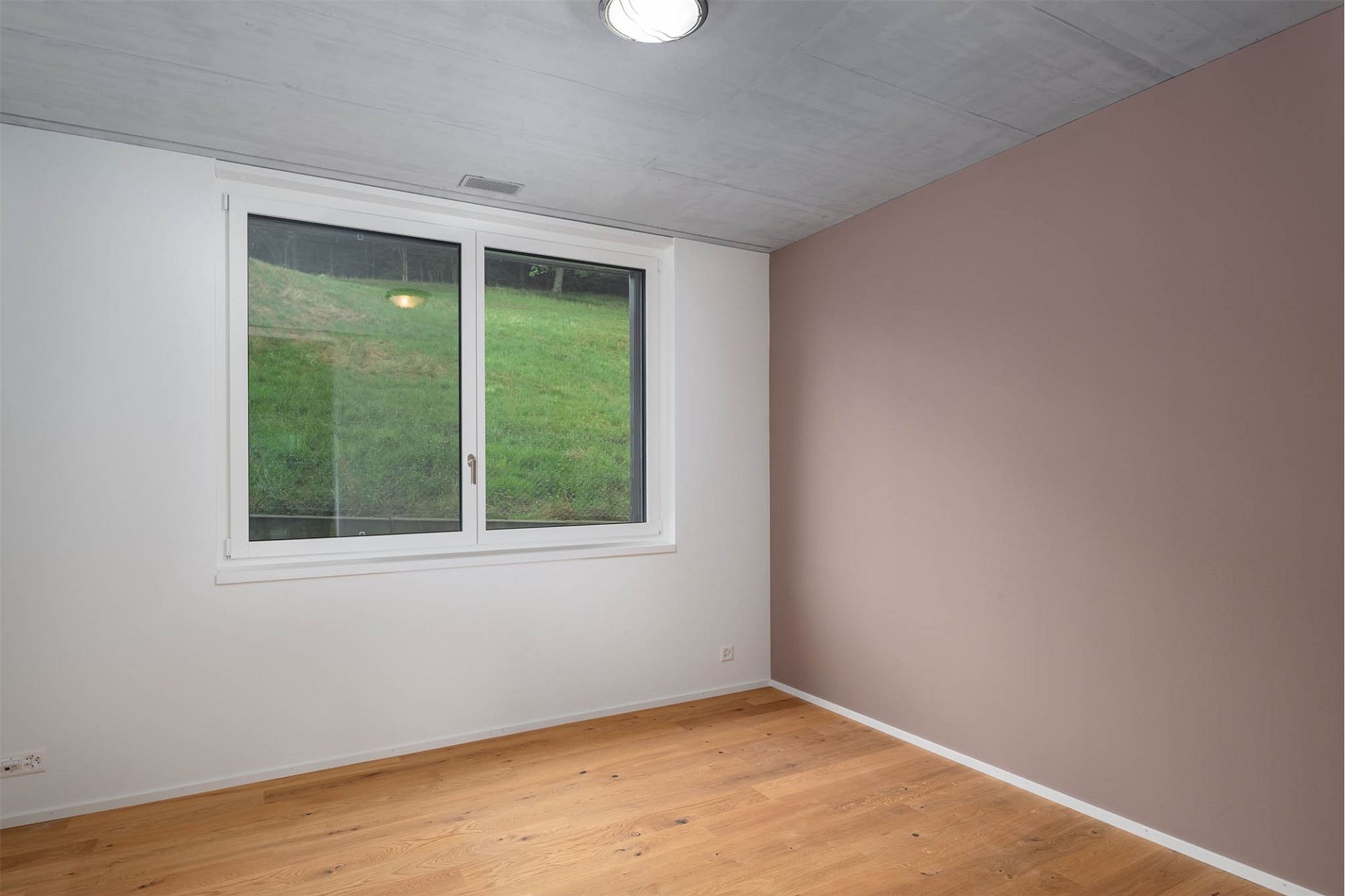 Leerer Raum mit Fenster und Holzfußboden
