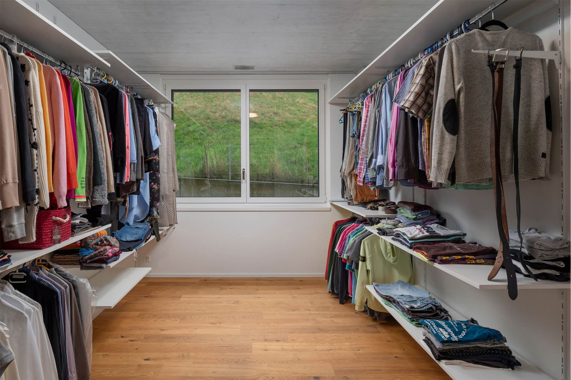 Begehbarer Kleiderschrank mit Fenster