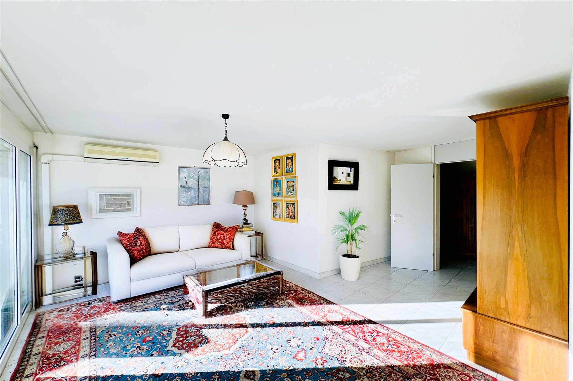 Helles Wohnzimmer mit Sofa und Teppich