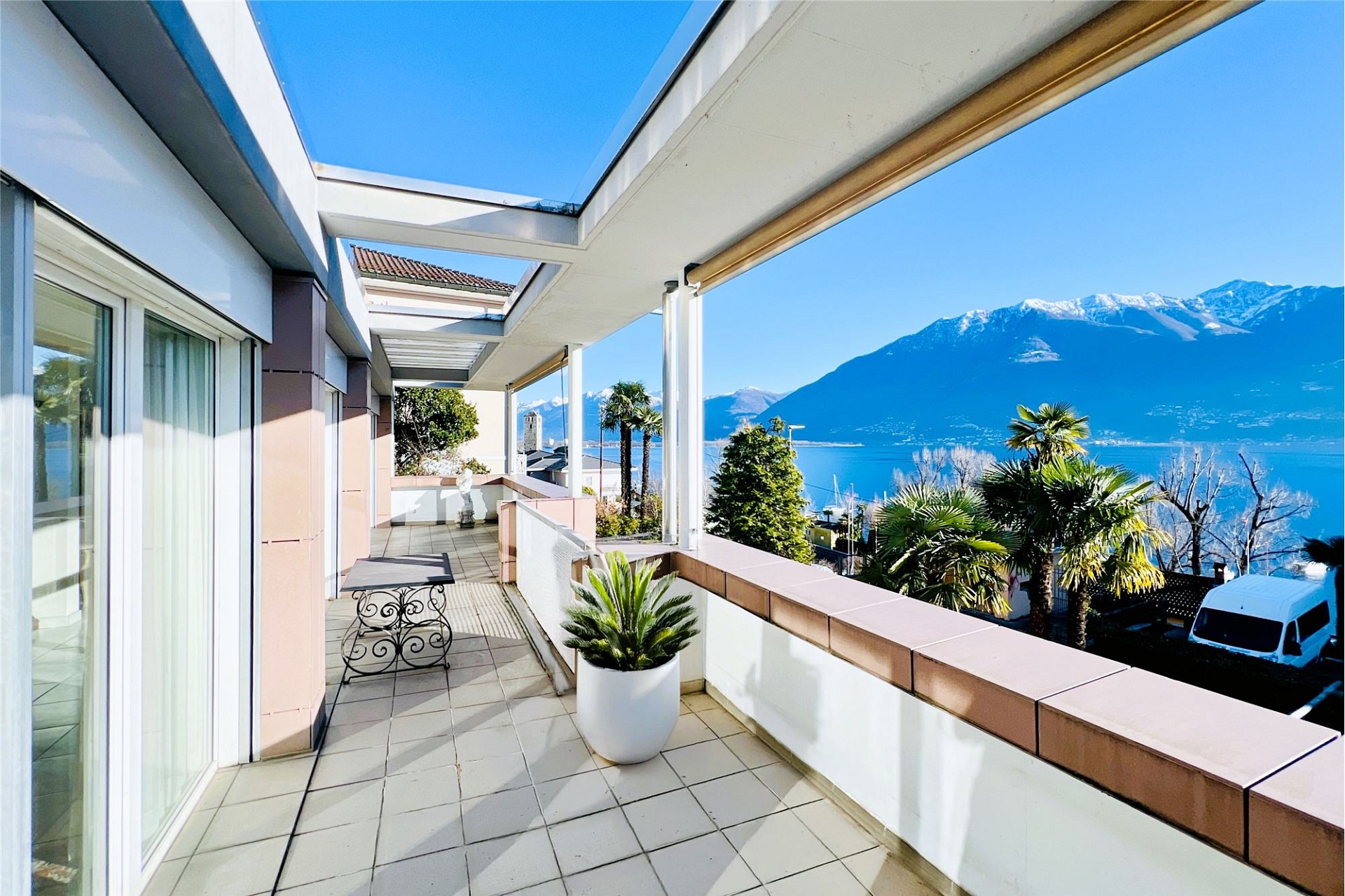 Balkon mit Seeblick und Bergpanorama