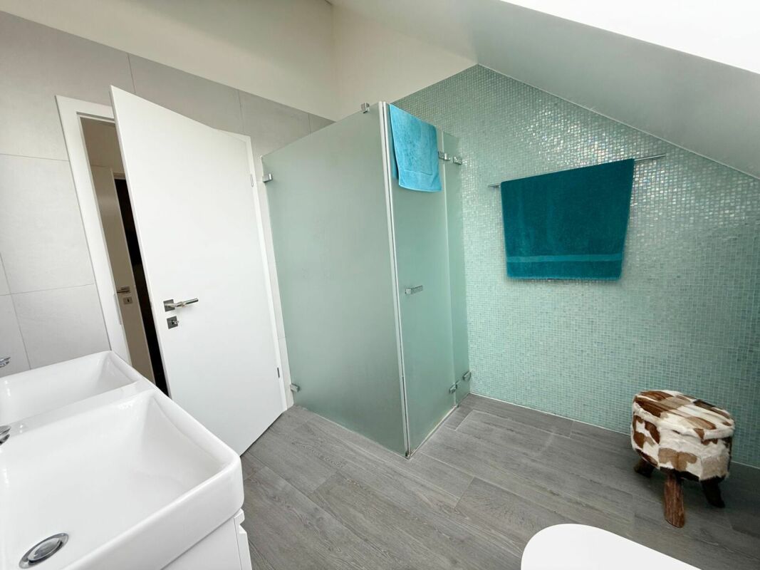Modernes Badezimmer mit Glasdusche