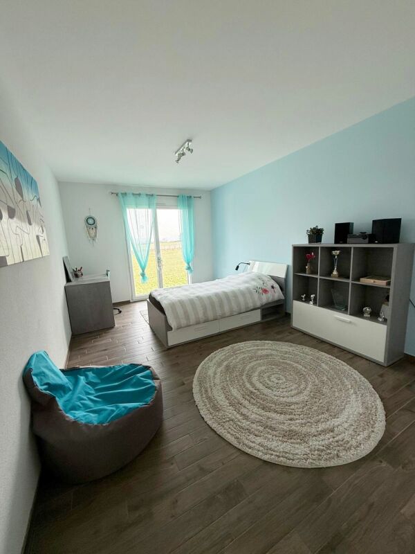 Helles Schlafzimmer mit türkisfarbenen Akzenten