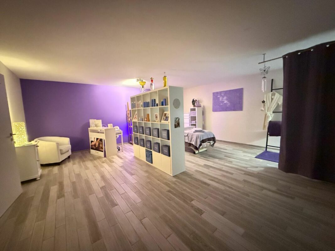 Großer multifunktionaler Raum mit violetter Akzentwand