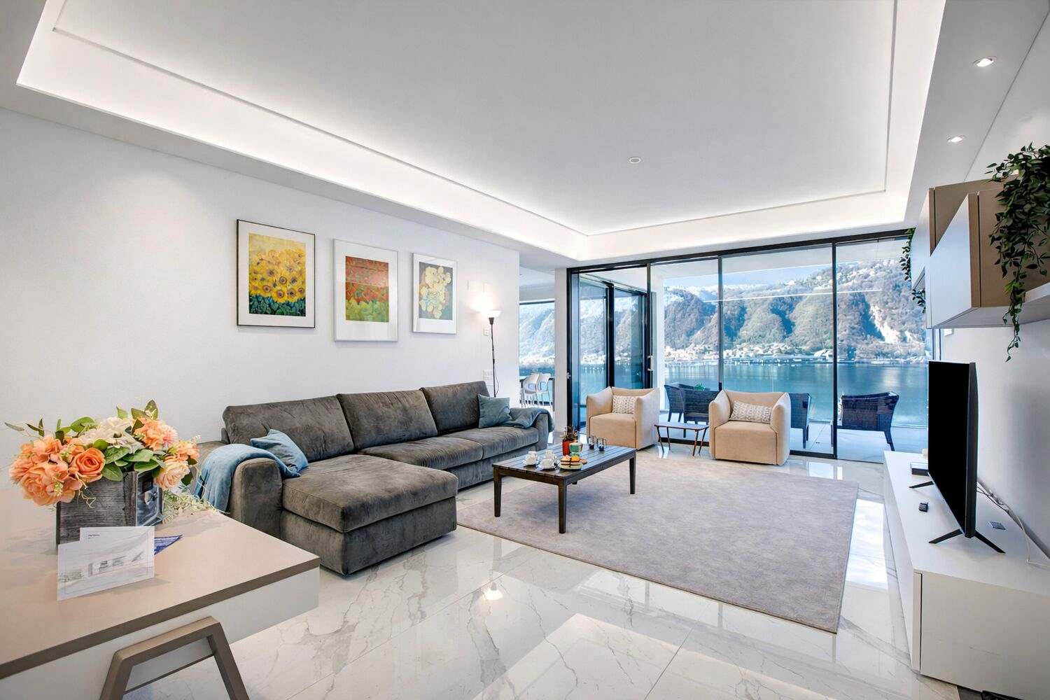 Modernes Wohnzimmer mit Seeblick