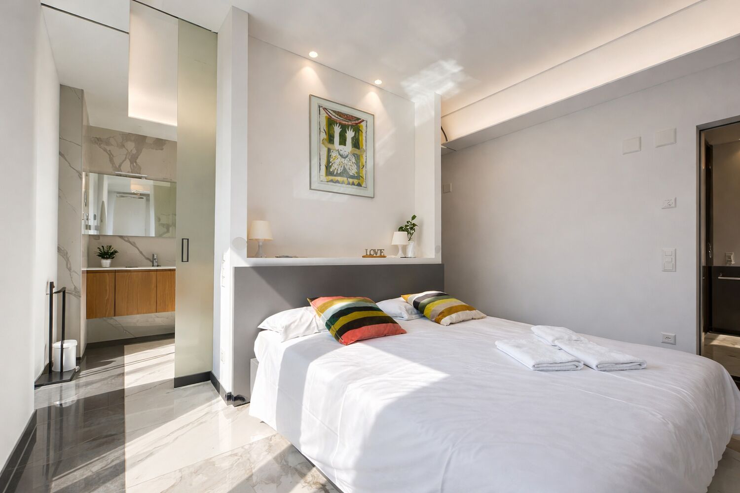 Modernes Schlafzimmer mit angrenzendem Bad