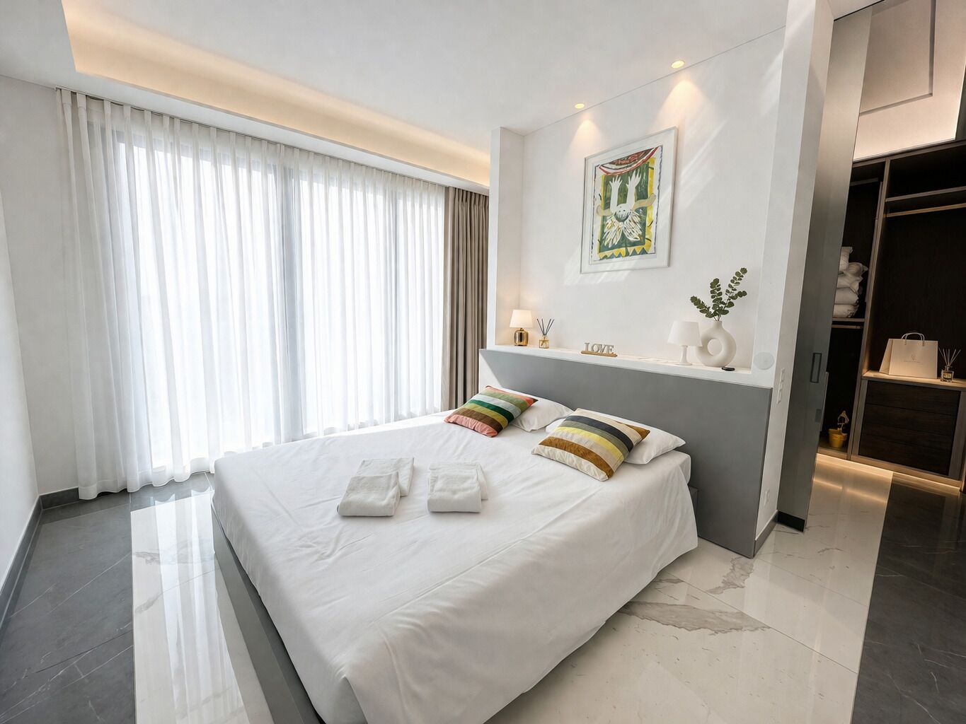 Modernes Schlafzimmer mit Tageslicht