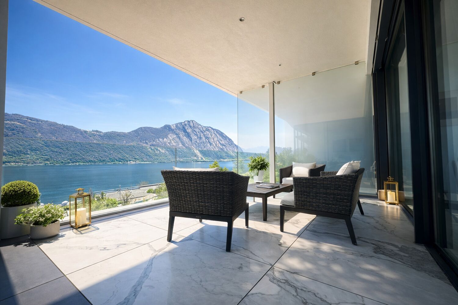 Luxuriöse Terrasse mit Seeblick