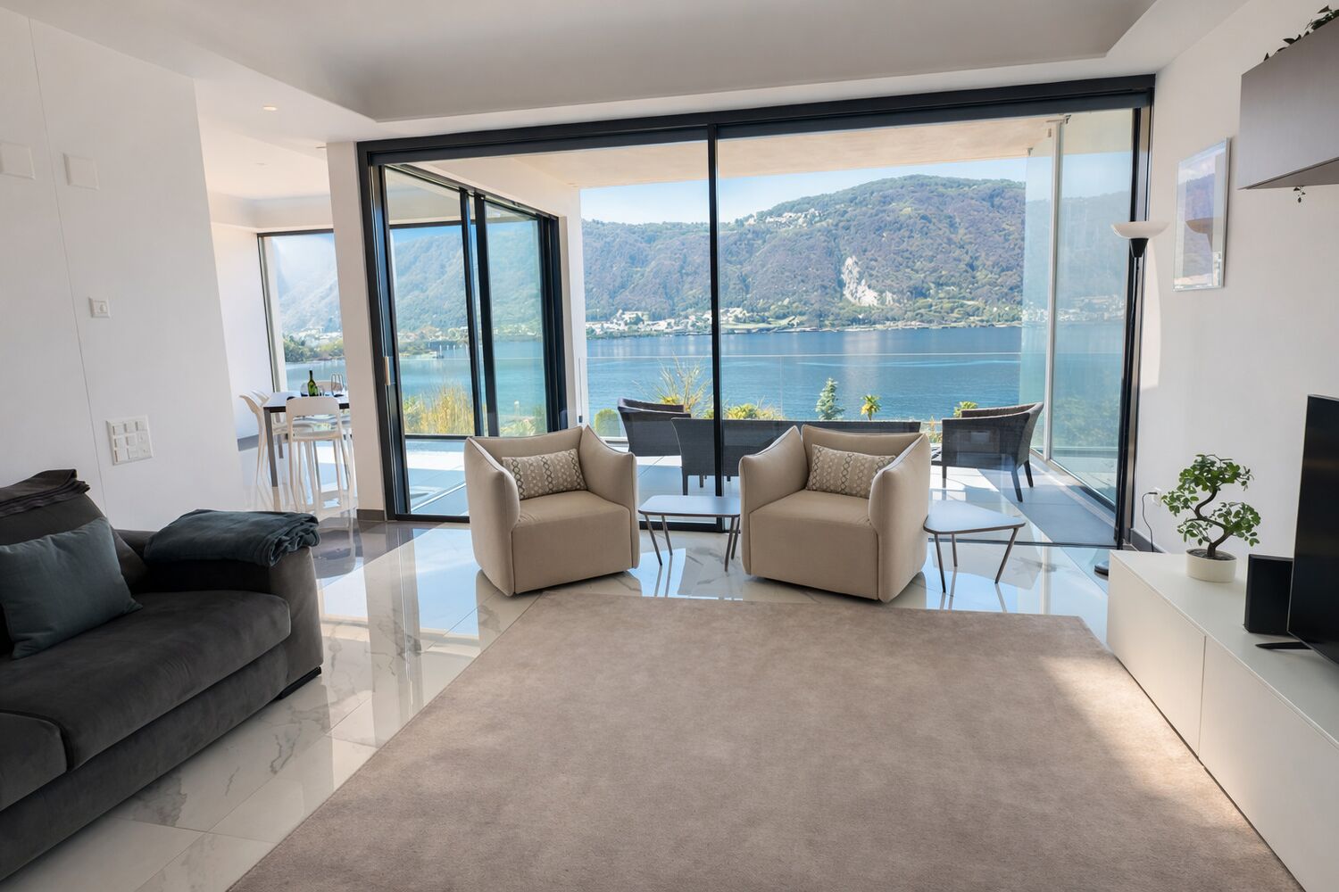 Modernes Wohnzimmer mit Seeblick