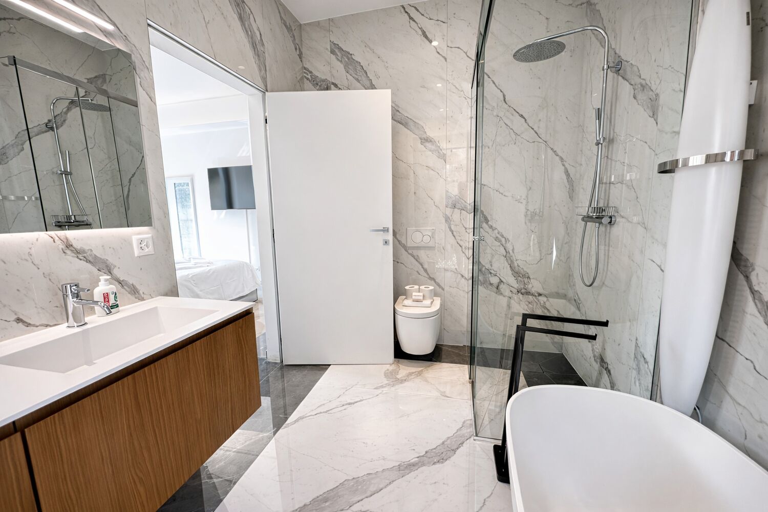 Modernes Badezimmer mit Marmoroptik