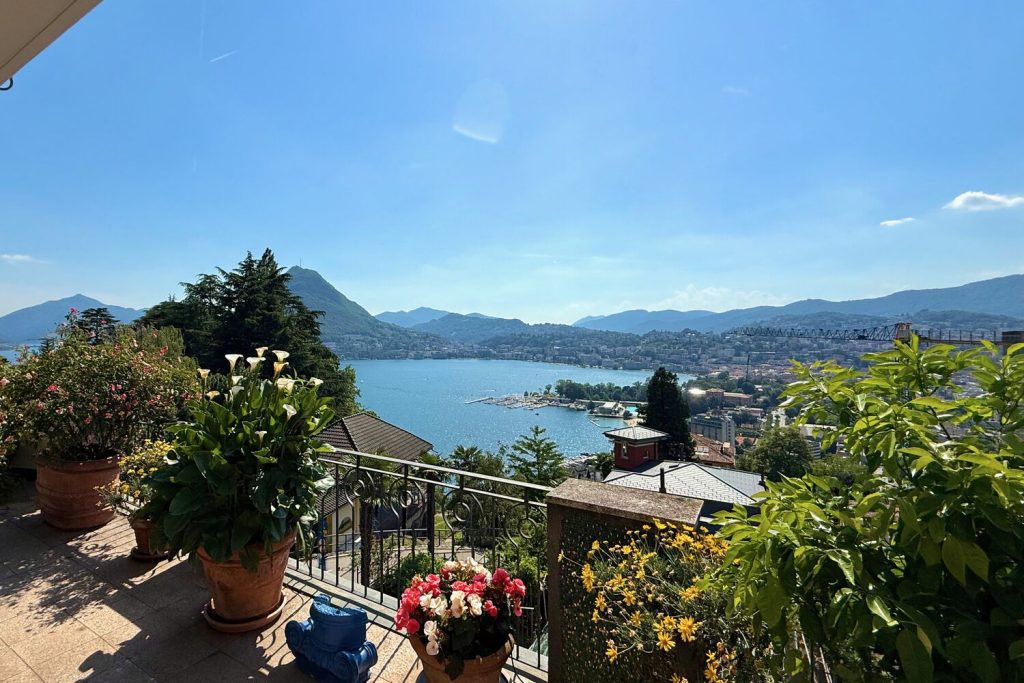 Balkon mit Panoramablick auf See und Berge