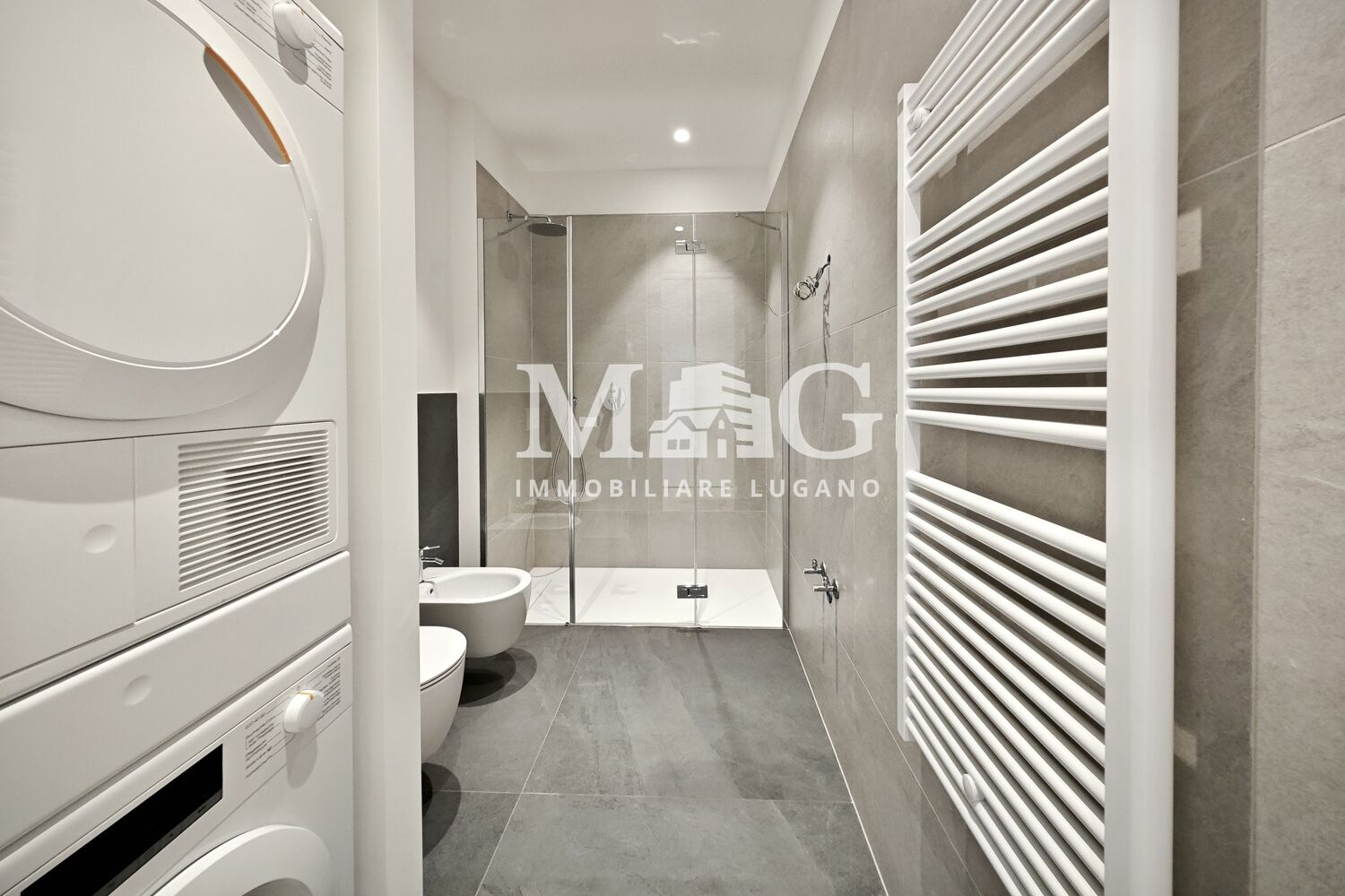 Modernes Badezimmer mit begehbarer Dusche und Wäscheturm