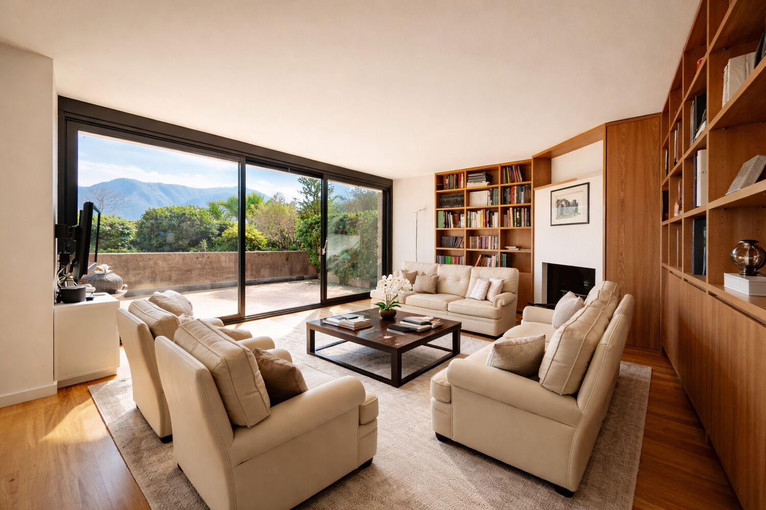 Helles Wohnzimmer mit Bergblick