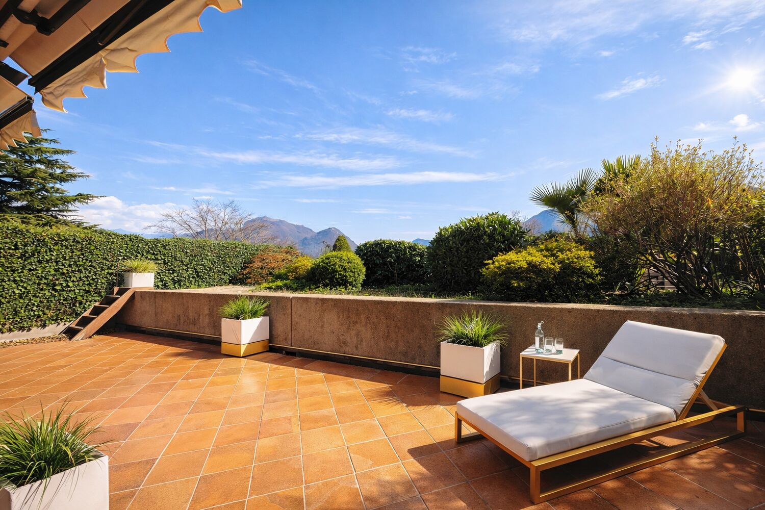 Terrasse mit Gartenblick und Liege