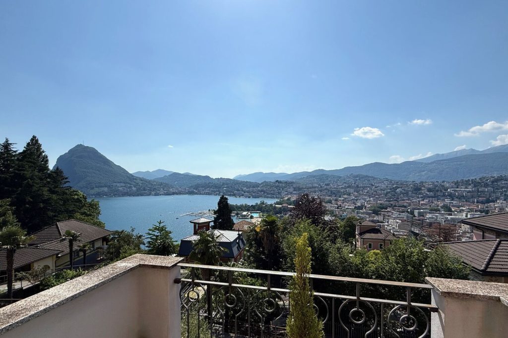Seeblick von einer Terrasse