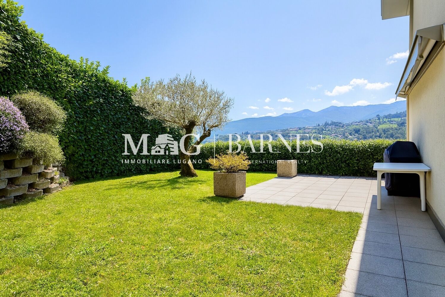 Garten mit Terrasse und Bergblick